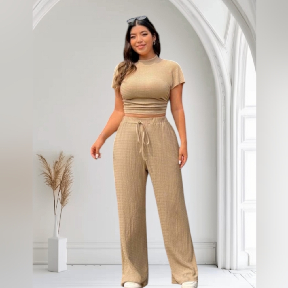 New🌸 | Stylish and Practical Solid Color Top and Pants Set.